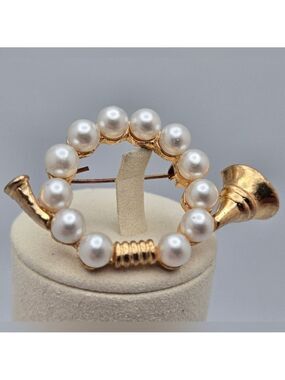 French Horn Brooch Vintage Gold Tone Faux Pearl Pin Musical Instrument